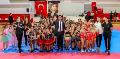 Bayraklı'da 412 Sporcu Jimnastik ve Bale Gösterisiyle Büyüledi