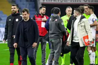 Emre Belözoğlu Maçta Kırmızı Kart Gördü!
