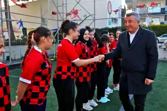 Güzelbahçe'de Kız Futbol Takımı Antrenmanlara Başladı