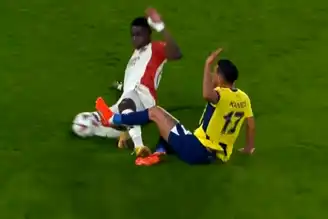Lyon'da Kırmızı Kart İptal: Fenerbahçe-Lyon Maçında Tartışma!