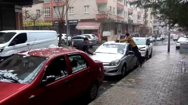 Diyarbakır'da Öğrenciler Kar Keyfiyle YKS Stresini Attı