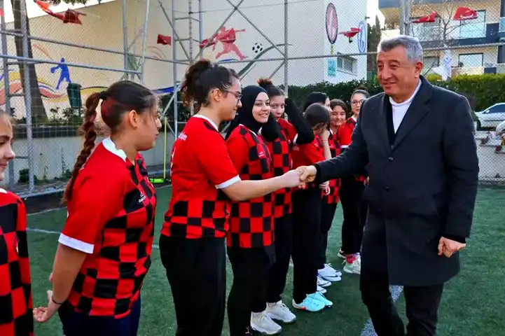 Güzelbahçe'de Kız Futbol Takımı Antrenmanlara Başladı