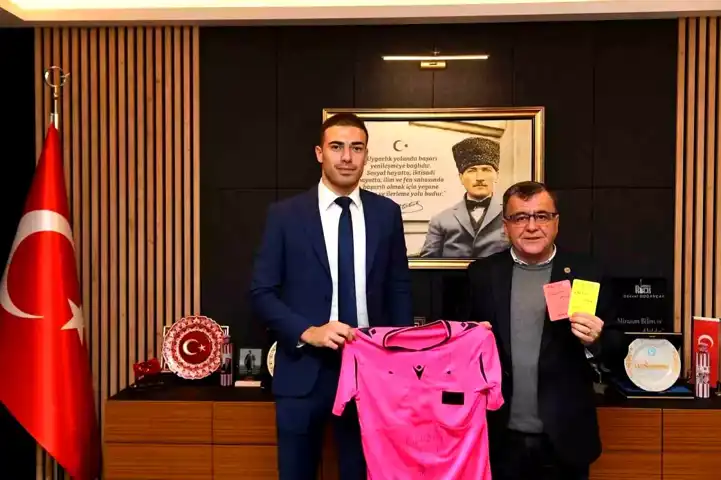 Oğuzhan Çakır: Türkiye'nin En Genç FIFA Hakemi!