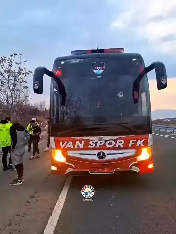 Vanspor Otobüsüne Taşlı Saldırı: 3 Yaralı, Gözaltılar Var